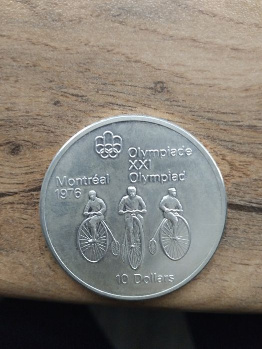 Продам серебрянную манету