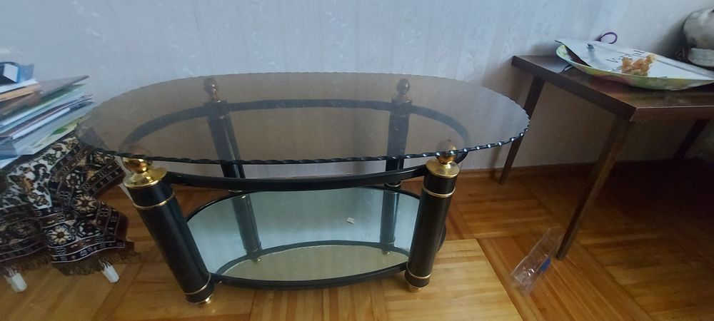 Продам стеклянный столик.