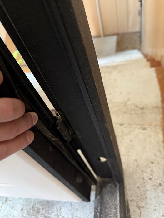 Продаю дверь входную, 1 петля сломана