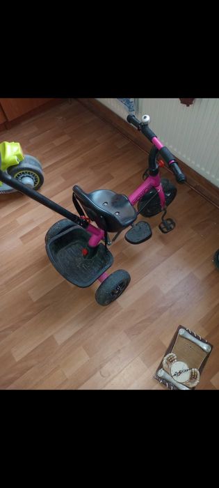 Vând tricicleta fete nefolosita detalii la tef