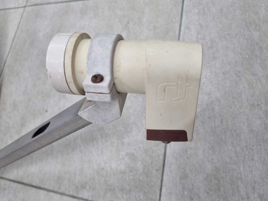 Сателитна чиния с два канала