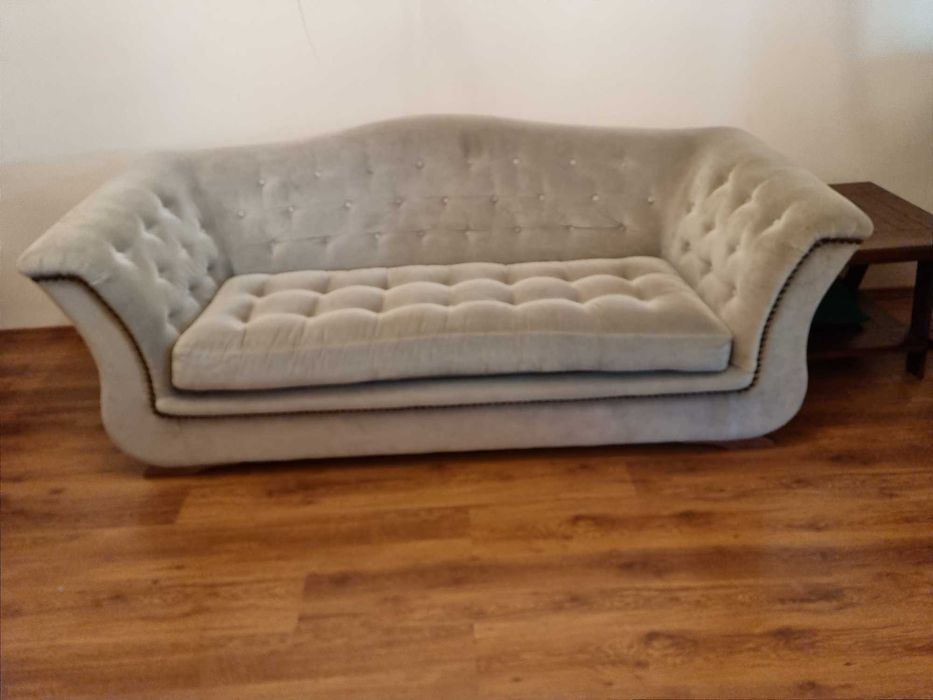 Vand canapea extensibila de 3 persoane.