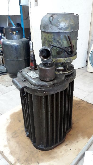 Вакуум помпа DEVAG ФРГ, двустъпална, 7 куб.