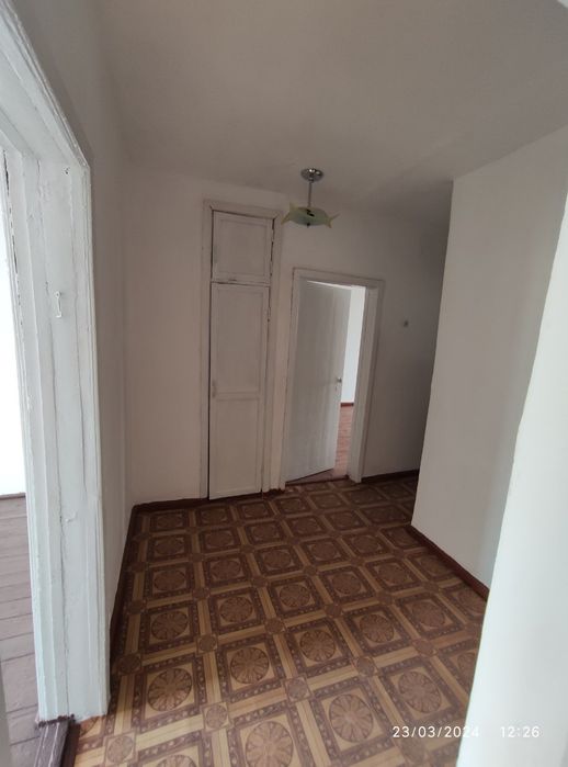 Срочна Қарши шаҳрида вилояти ҳокимлиги рўпарасида уй сотилади