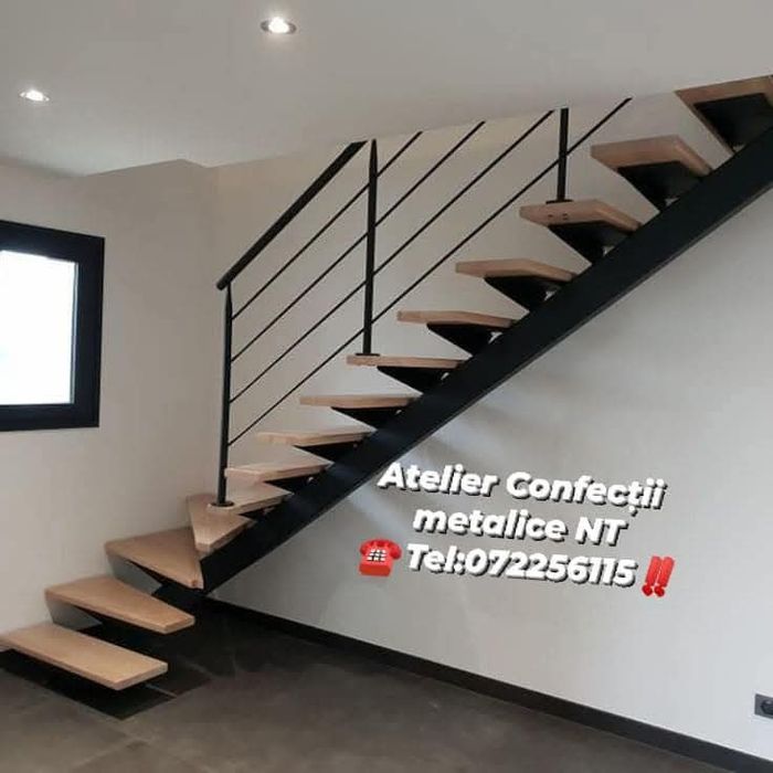 Scări interioare cu trepte din lemn