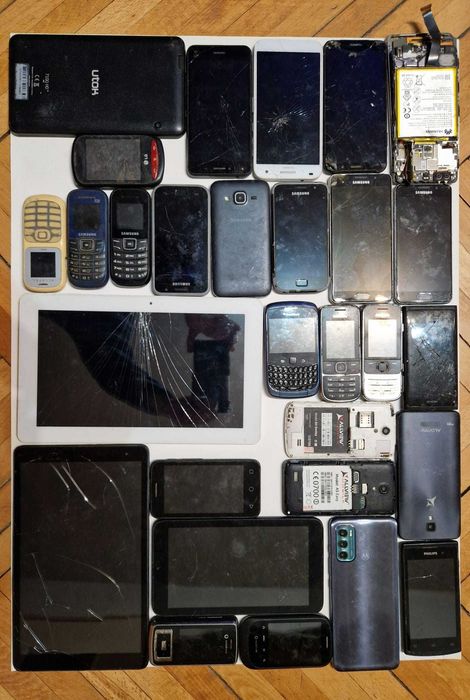 Lot mare electronice și piese – telefoane, smartphone-uri, tablete, componente PC, laptop, casetofon auto