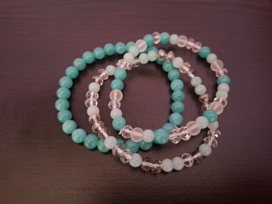 Комплект от гривни с естествени камъни и стъклени кристали