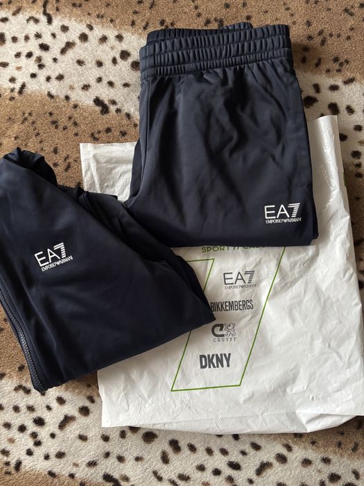 Продам оригинальную спортивку EA7