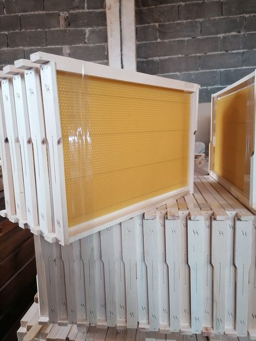 Пчелни рамки с монтирана восъчна основа