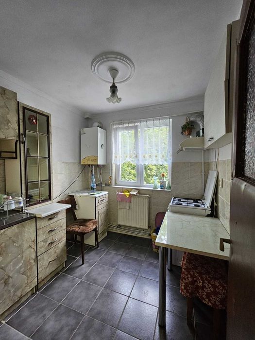 Apartament 2 camere, etaj III, intrarea din spate a Colegiului National Matei Basarab (Pedagogic)