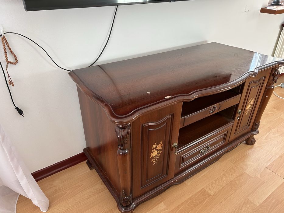 Комод перед телевизором