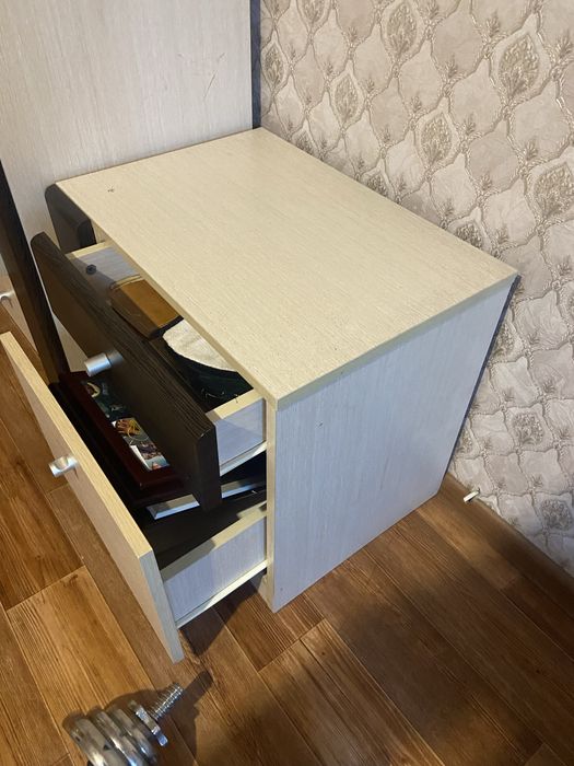 Продам тумбочку, зеркало и шкаф