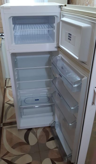 Vând Frigider Whirpool