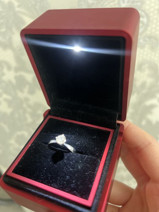 Кольцо с бриллиантом