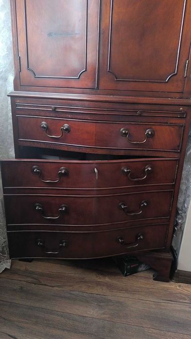 Махагонов бар шкаф