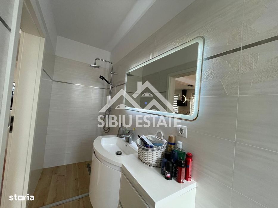Casa cvadruplex de vanzare 4 camere, 2 locuri de parcare