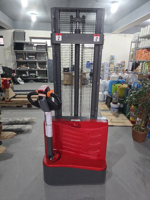 Штаблёр электрический самоходный