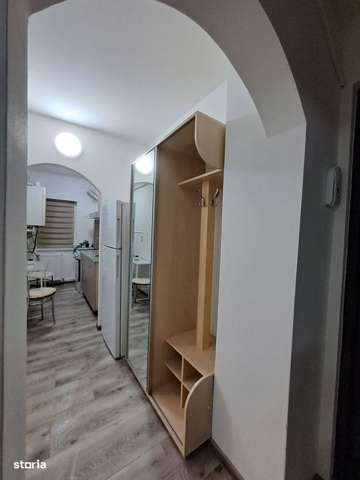 Vând garsoniera Mioveni parter, Maxi-Taxi ,pretabil spatiu