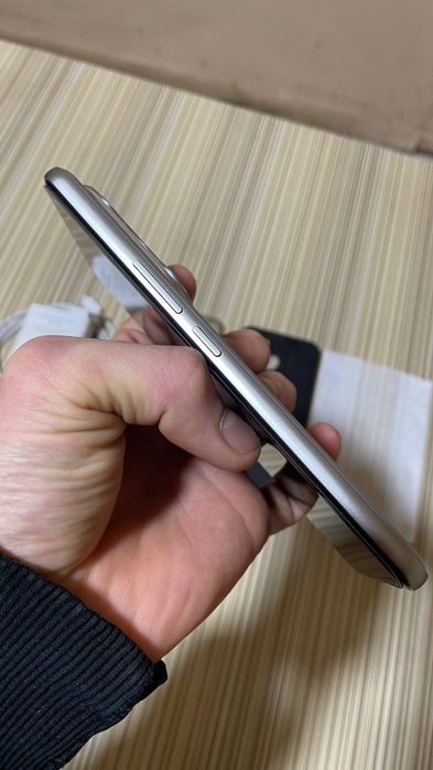 HONOR 400 Pro
Xotira: 12 GB RAM / 512 GB ROM 
Rang: Silver
Hola