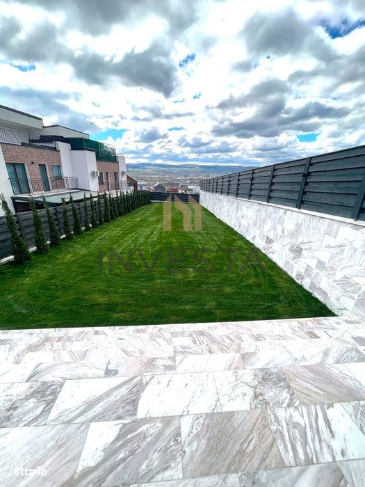Casa moderna cu priveliste asupra orasului, terasa cu jacuzzi, Iris