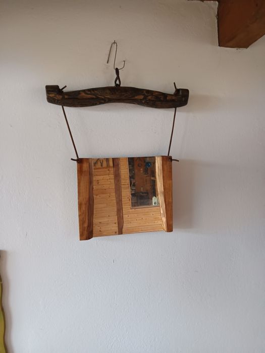 Oglinda artizanala montata pe cruce de caruta