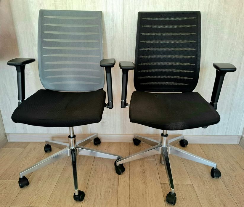 Продам два офисных кресла