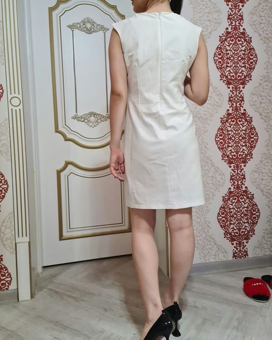 Короткое белое платье