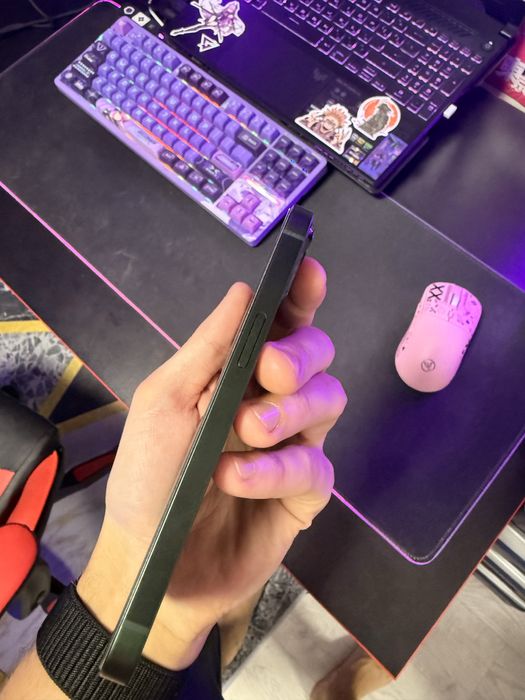 Айфон 13 зелёленький