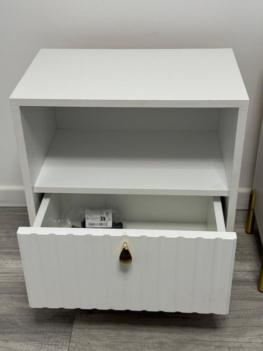 Vand noptiere riflate si vopsite