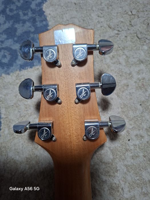 Gitara  guitar eng katta razmer.Buxoro