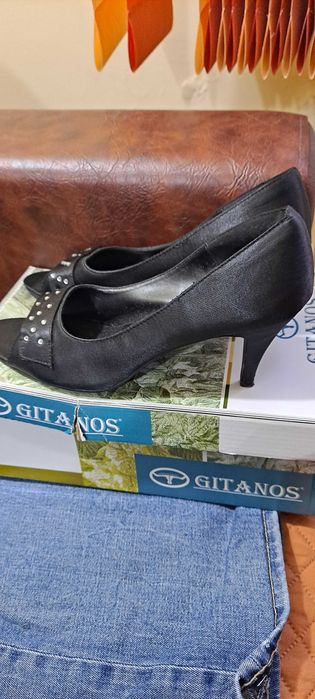 Vand pantofi  pentru ocazii(nunti ,botezuri)