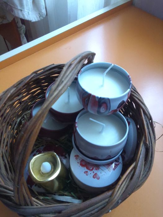 Ръчно изработени свещи от соев восък,ароматизирани с кокосово масло .