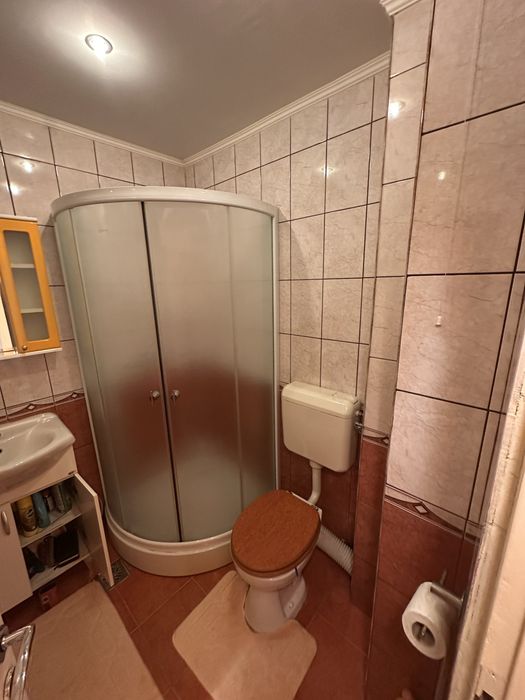 Apartament/2 bai, 4 camere,bucatarie.