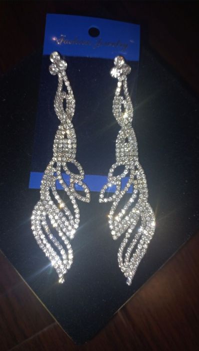 Продам красивый аксессуар бижутерия  и серьги вечерние