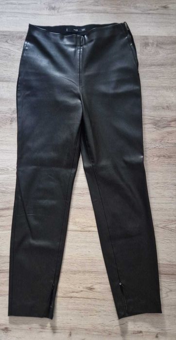 Pantaloni Mango cu aspect de piele și deschideri cu fermoar!