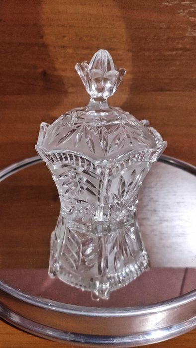 Захарница/бонбониера от стъкло с матирани елементи