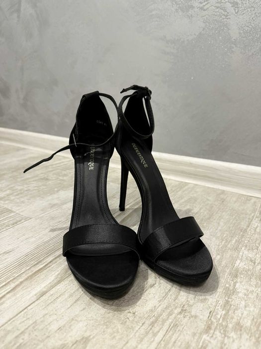 Черни, високи токчета