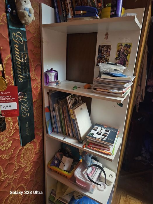 Стол и этажерка.