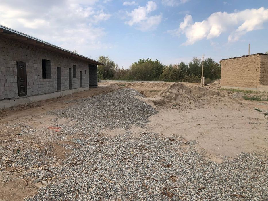 Yangi qurilgan hovli uy