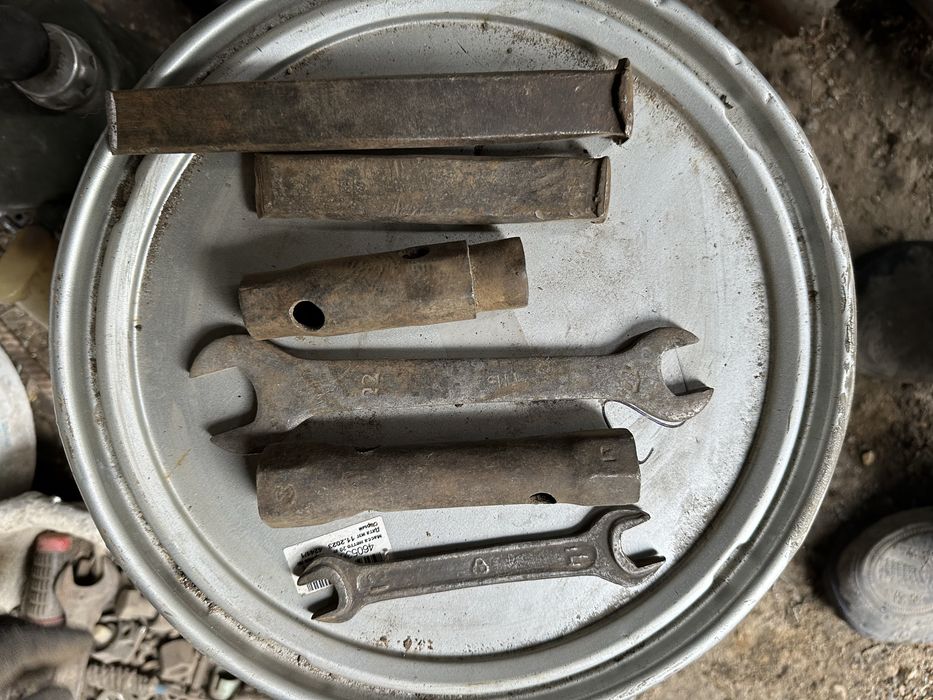 Продам ключи , отвес, зубила , напильники, гвоздодер