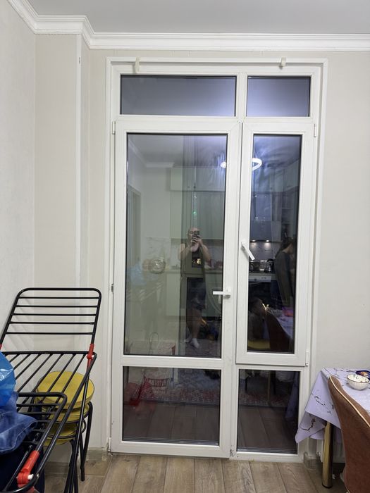Стеклянный двер и окно