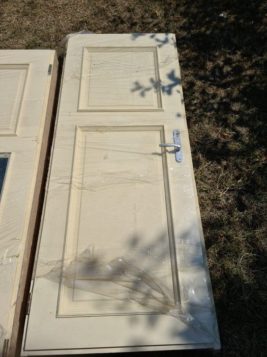 Uși făcute din lemn de tei