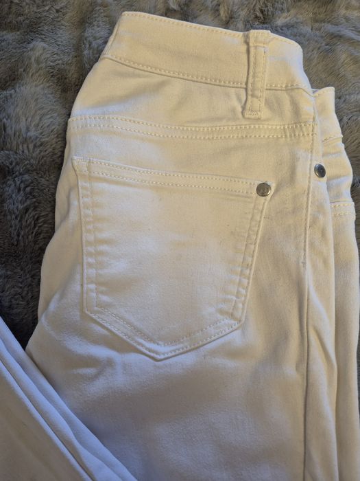 Blugi de culoare alba