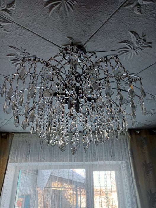 Подам .люстру на 8 ламп.