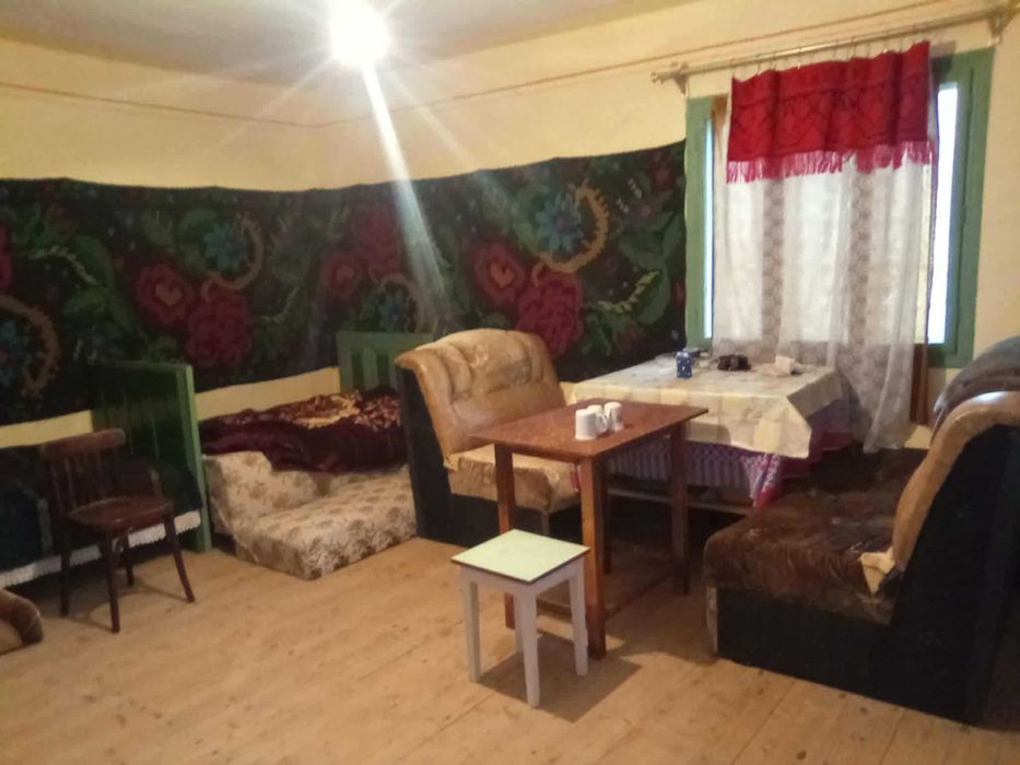 Vand teren intravilan, cu o casa, apa potabila, energie electrica.