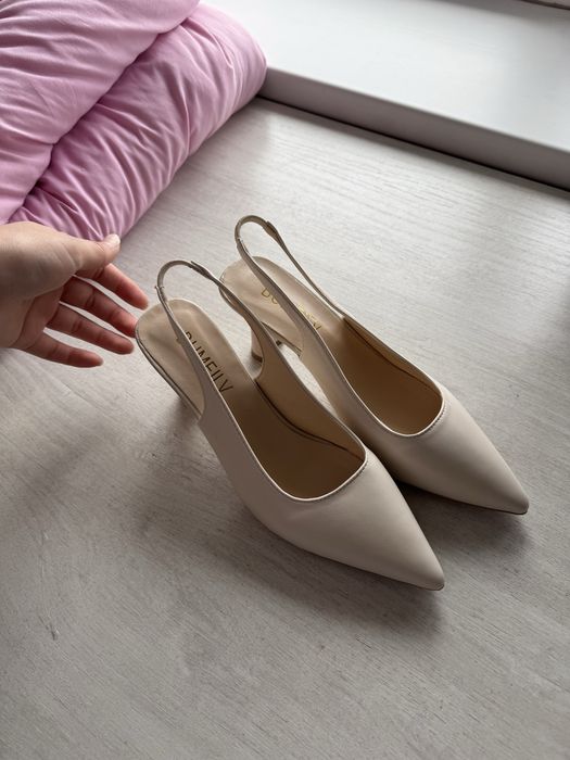 Новые туфли бежевого цвета