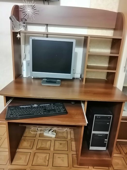 Стол компьютерный в хорошем состоянии