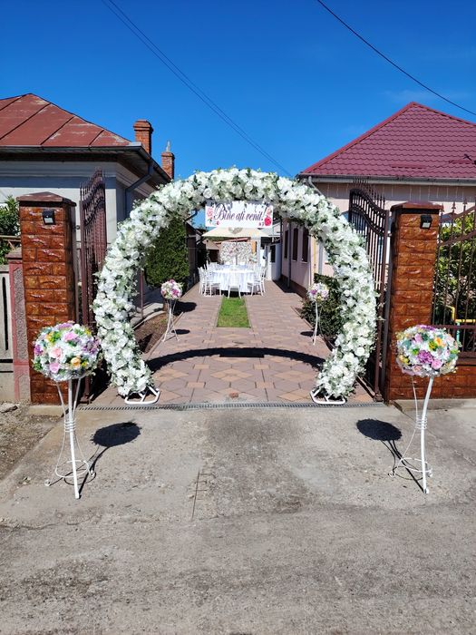 Panou floral cu băncuță și stâlpișori