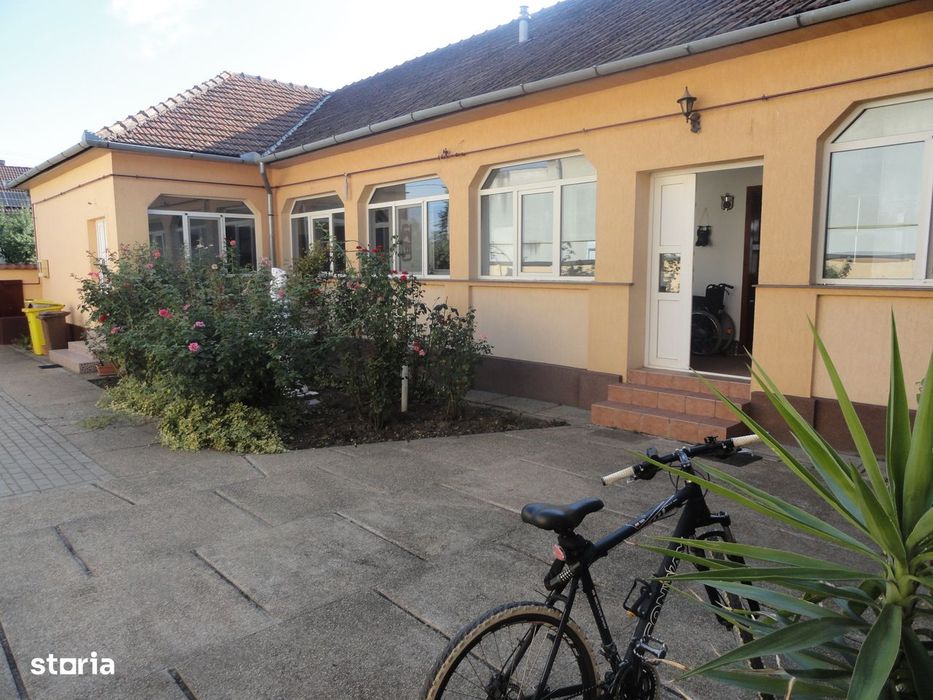 Casa solida din caramida 5 camere, teren 1278 mp Micalaca strada larga