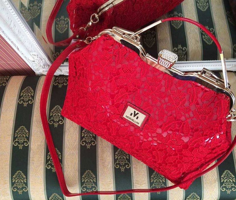 Сумка ажурная красного цвета